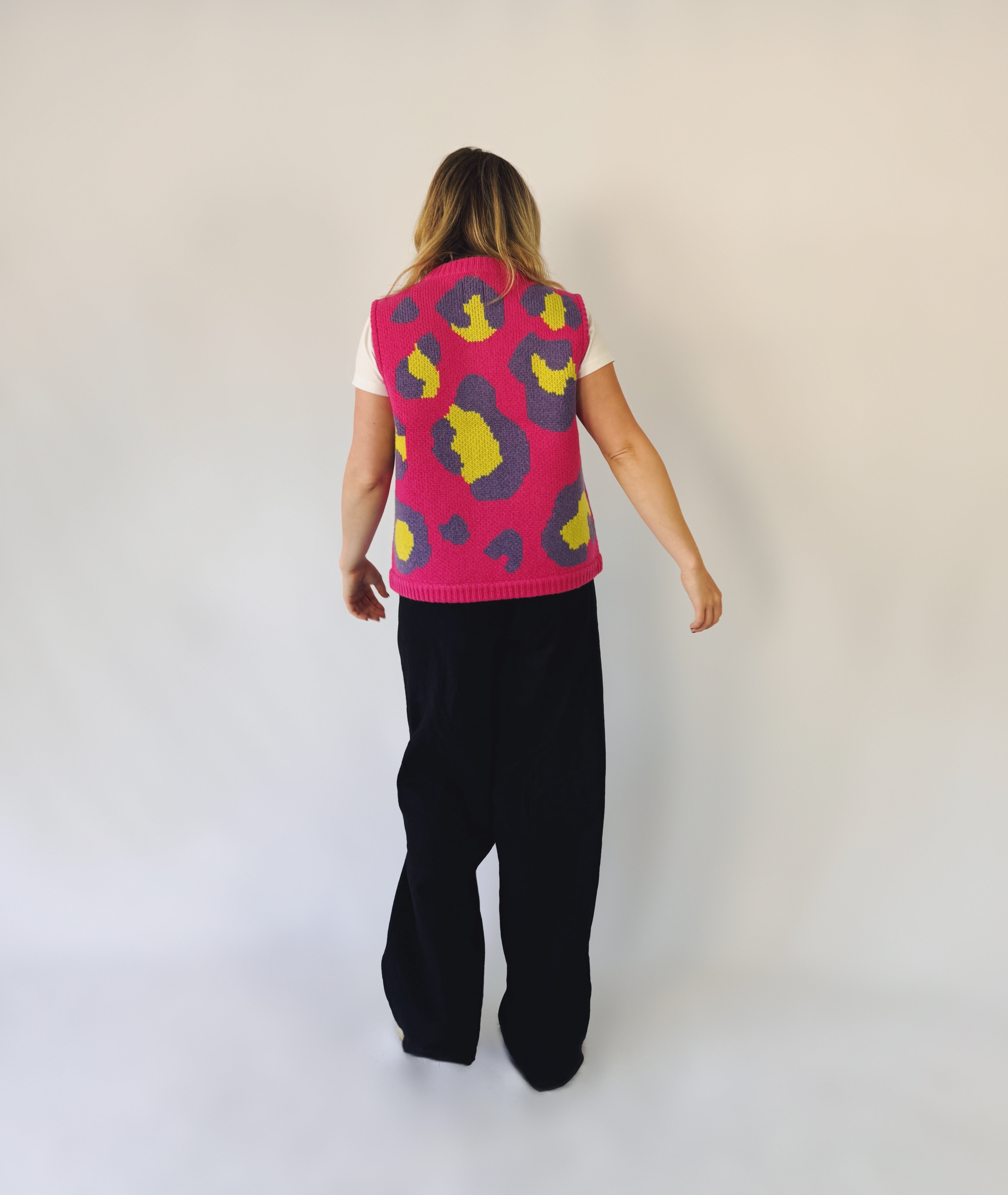 Cat_in_Size_1_leopard_print_gilet_back-VSCO.png
