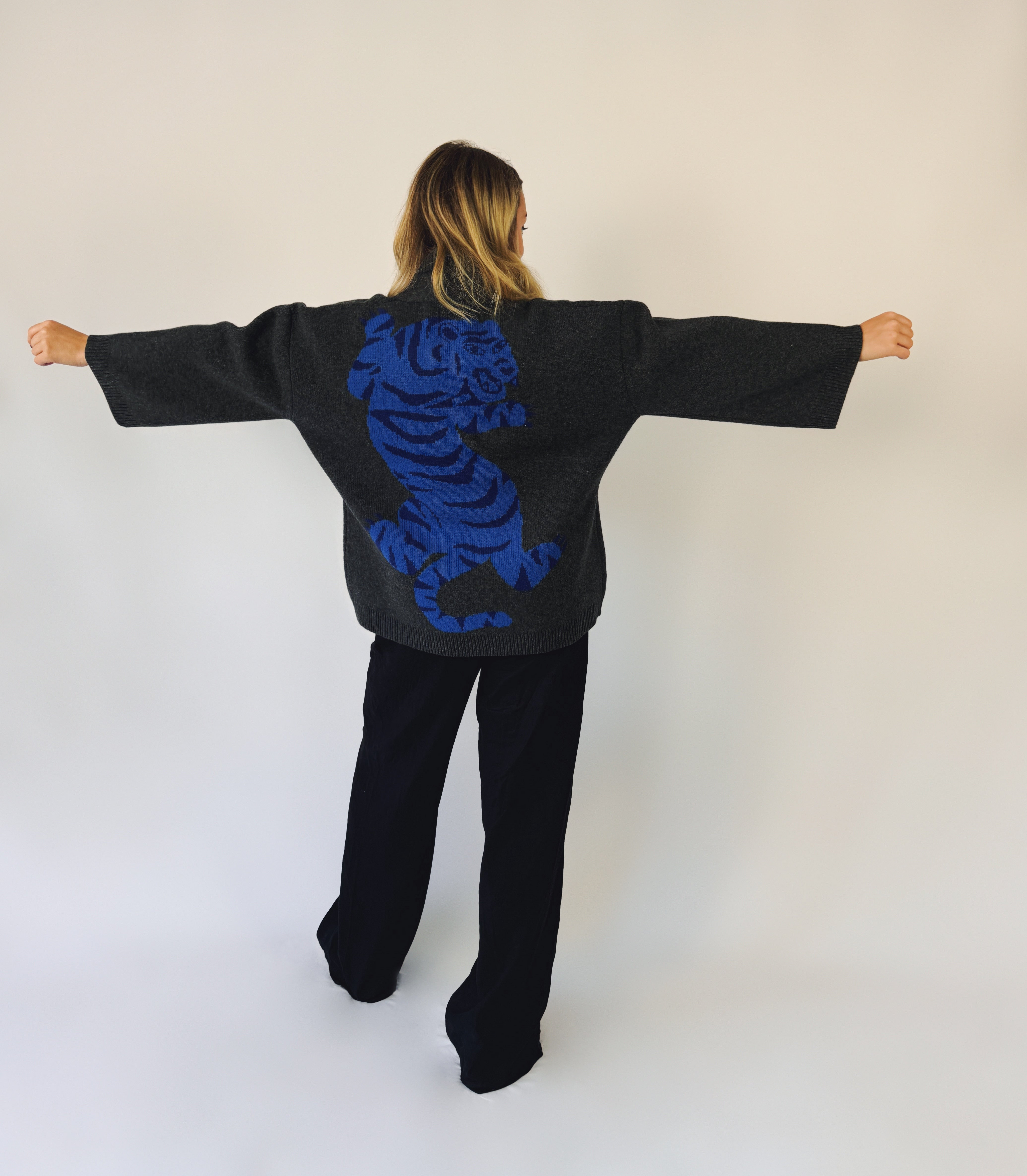 Cat_in_Size_1_tiger_cardi_back-VSCO.png
